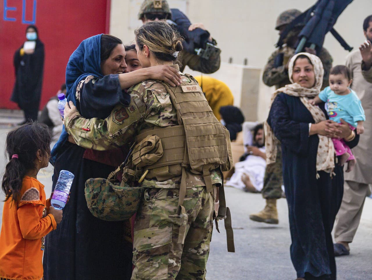 Americkí vojaci sa lúčia s domácimi Afgancami 