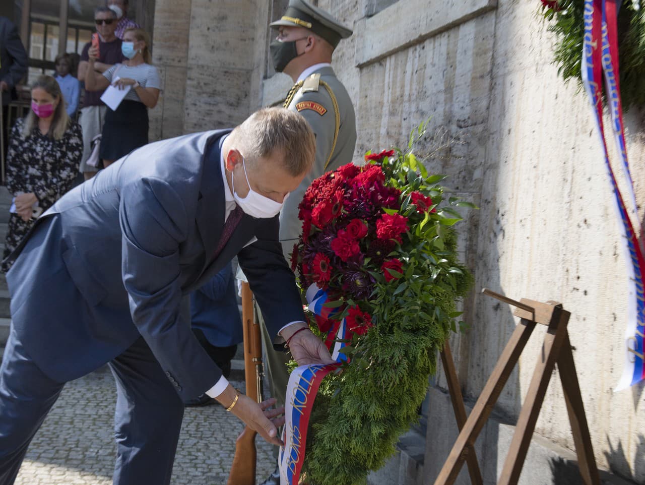 Predseda NR SR Boris Kollár kladie veniec pri pamätnej tabuli