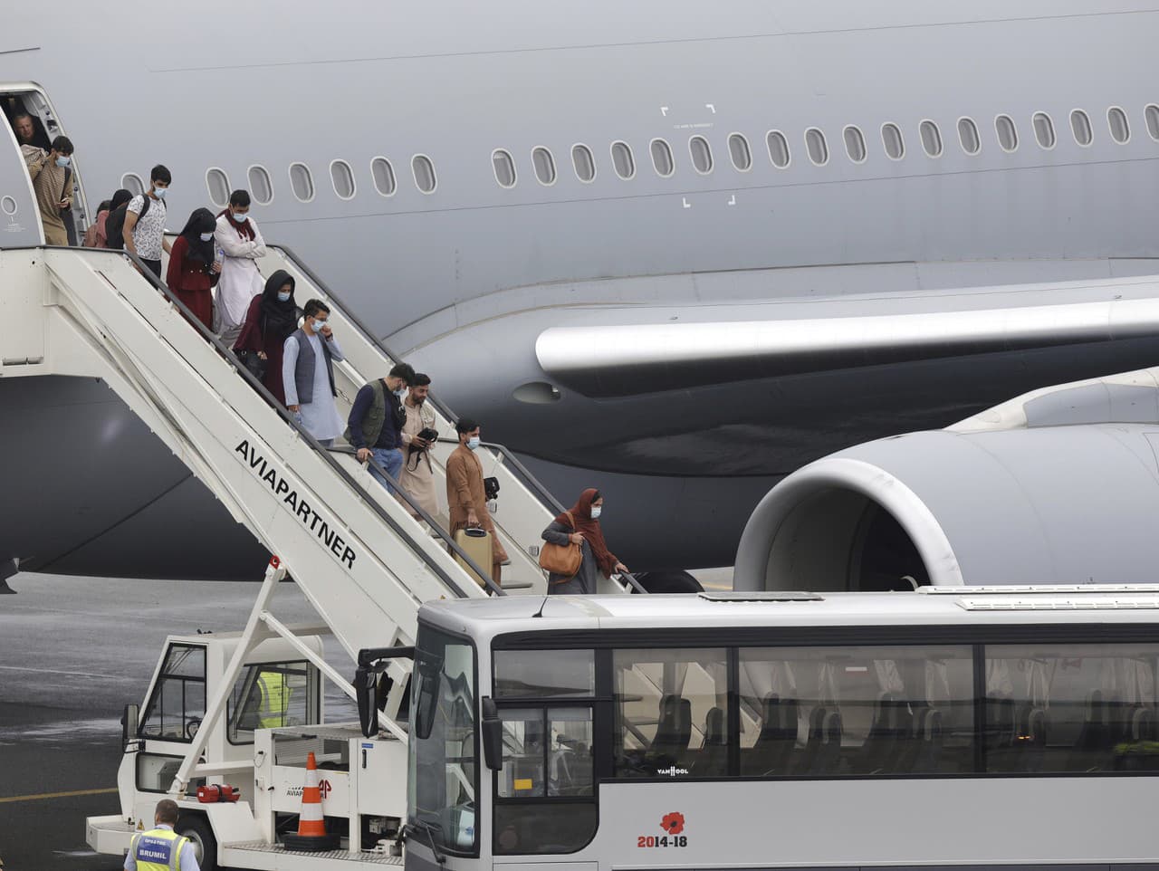 Pri Bruseli pristál evakuačný let z Afganistanu so 193 ľuďmi na palube