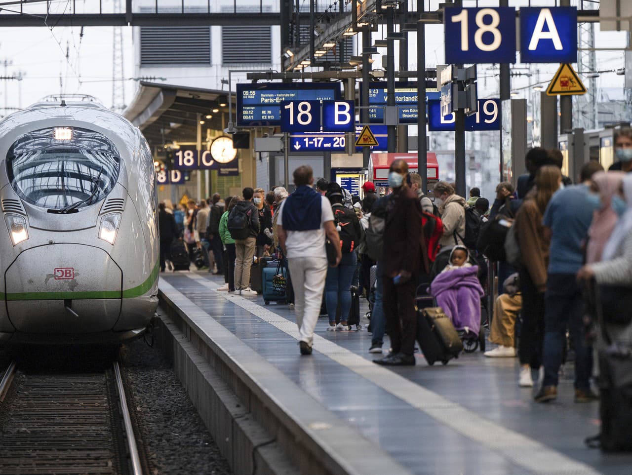 Cestujúci čakajú na jednu z mála prichádzajúcich vlakov na hlavnej stanici počas celoštátneho vlakového vodiča štrajk vo Frankfurte