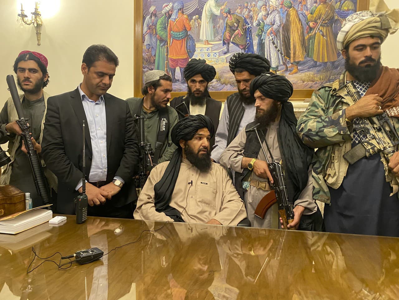 Bojovníci Talibanu preberajú kontrolu nad afganským prezidentským palácom po tom, čo afganský prezident Ašraf Ghaní utiekol z krajiny