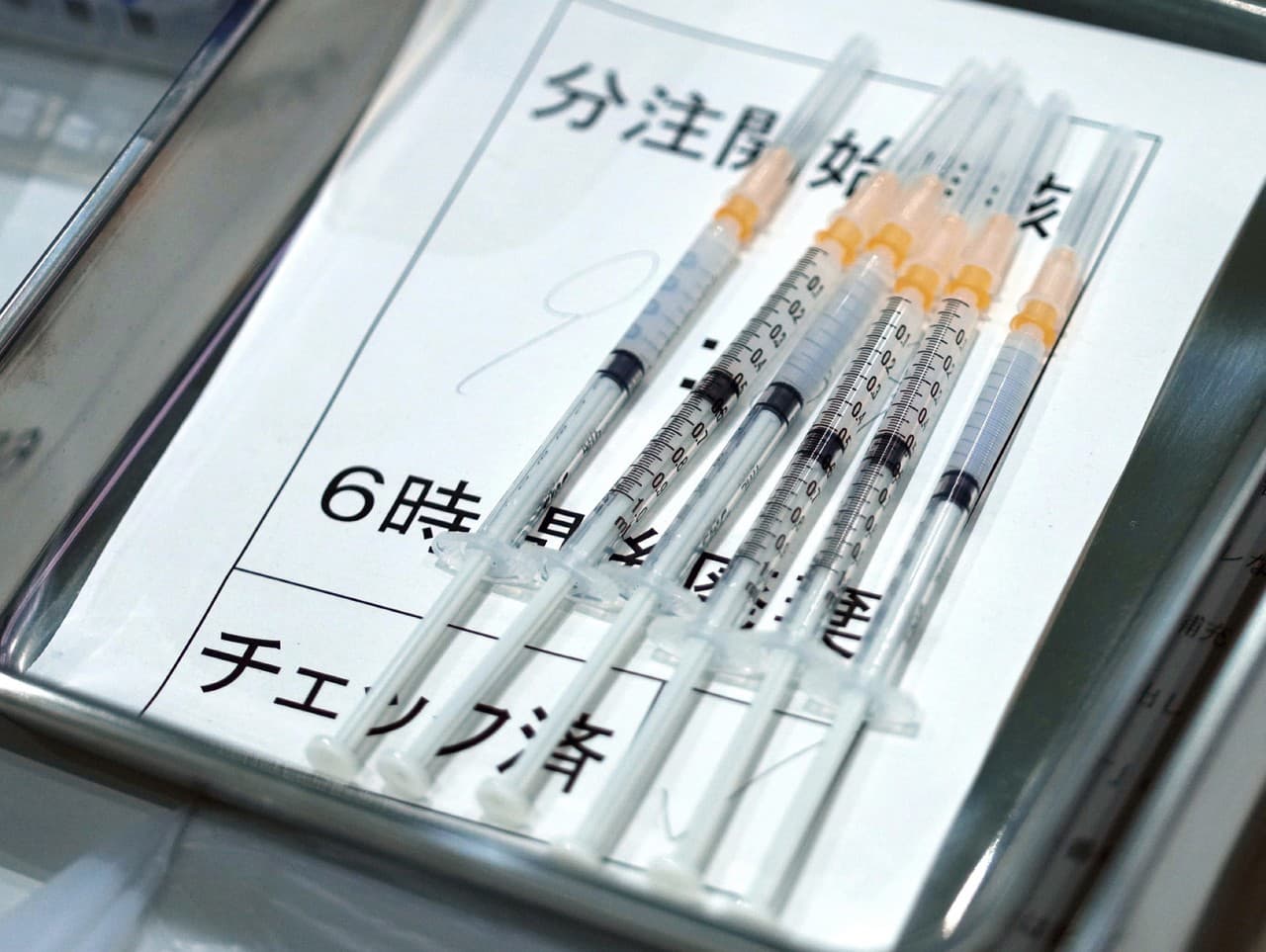 Na snímke injekčné striekačky s vakcínou od spoločnosti Moderna sú pripravené v očkovacom stredisku v Tokiu.