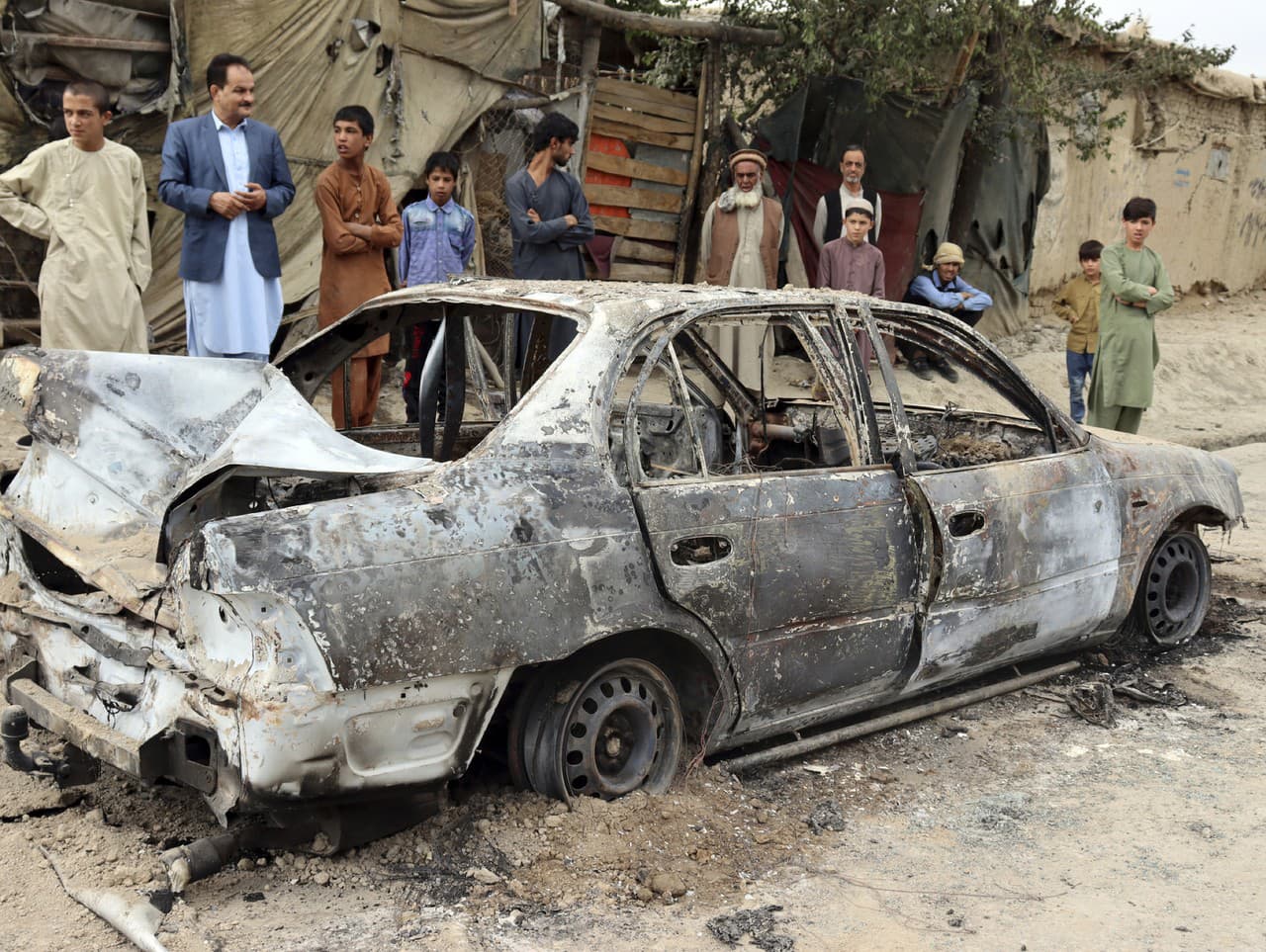 Rúrky odpaľovacích zariadení sú vidieť v zničenom vozidle v Kábule