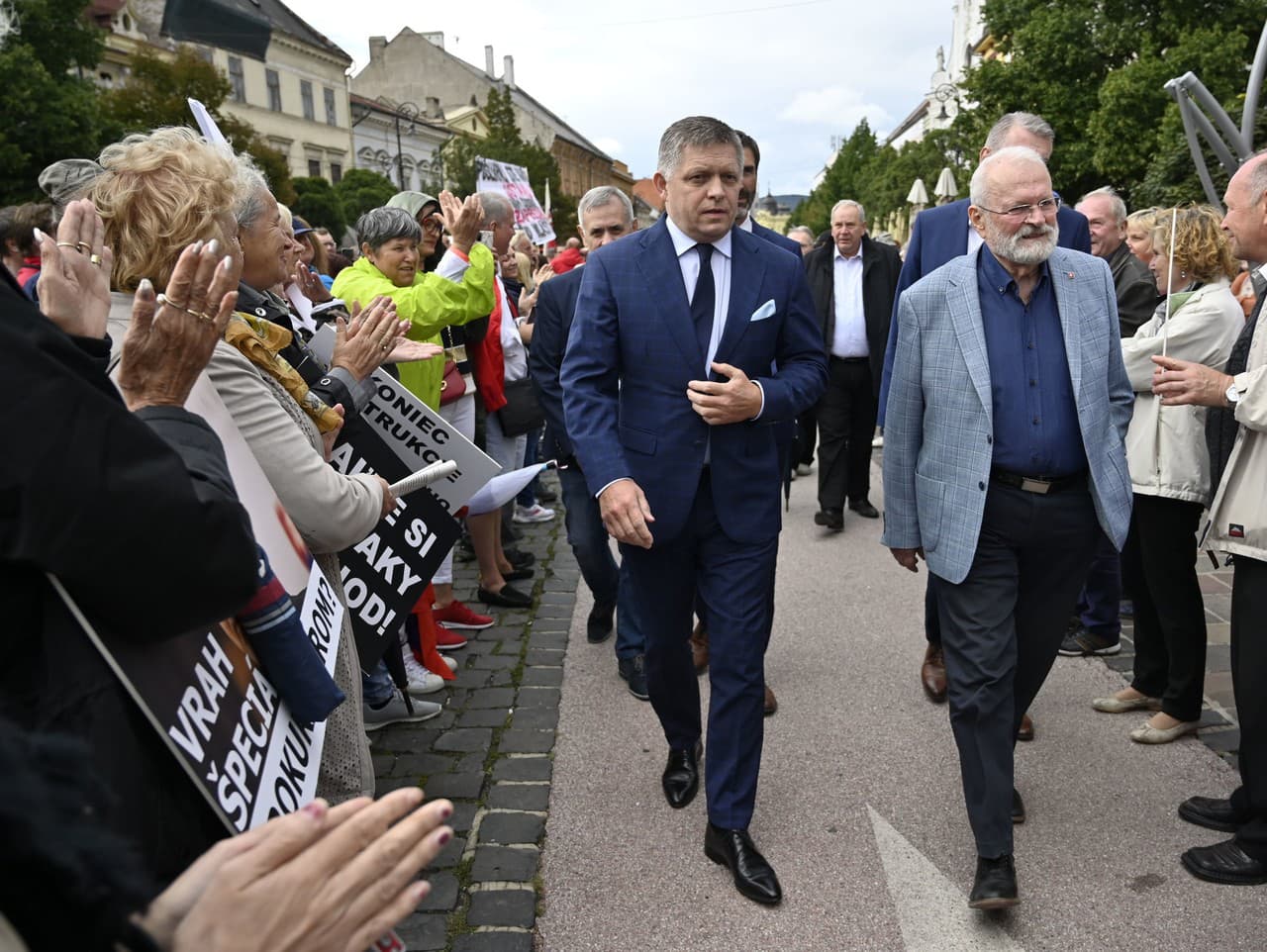 Robert Fico a bývalý prezident Ivan Gašparovič prichádzajú na protivládny protest na Hlavnej ulici v Košiciach 