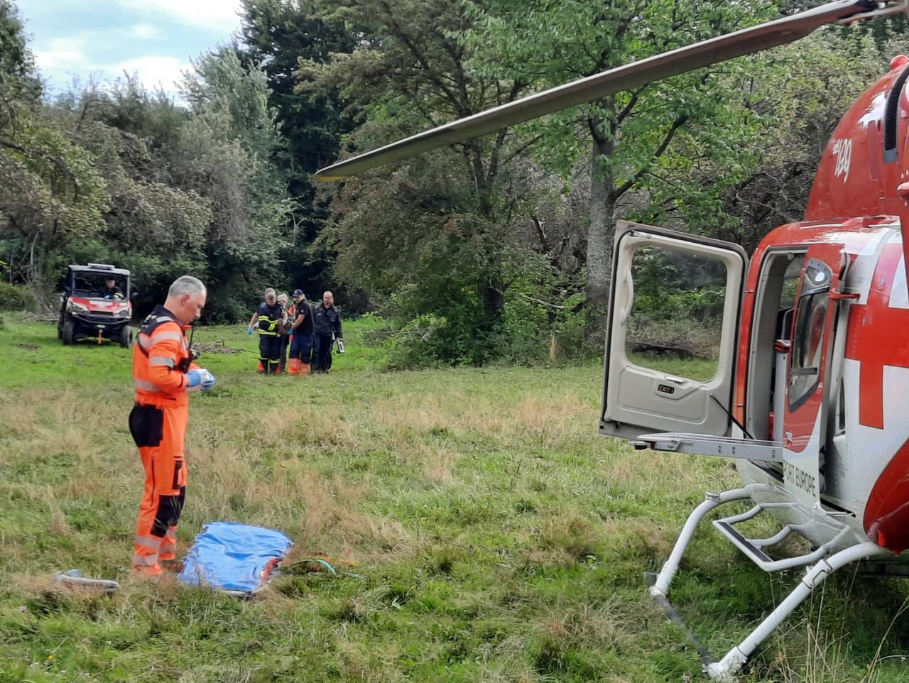 Vrtuľník musel pomáhať pri záchrane ženy, ktorú napadol medveď 