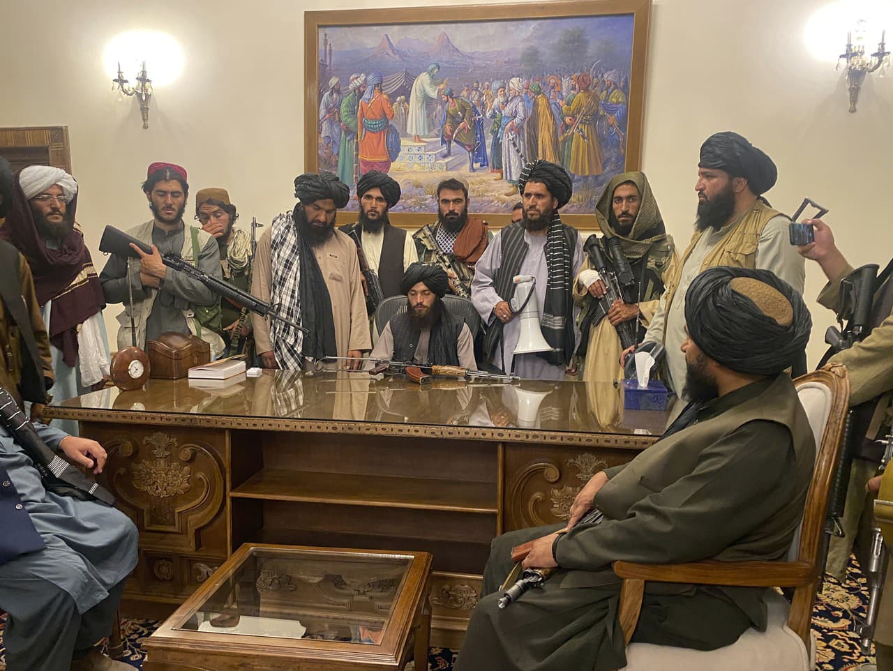 Taliban po príchode do hlavného mesta Kábul