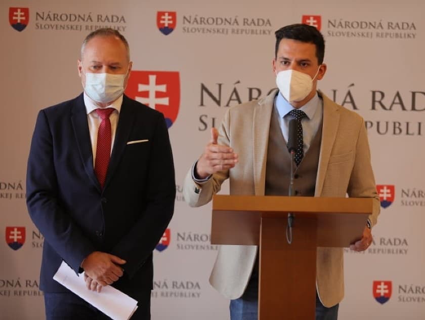 Predseda mediálneho výboru Kristián Čekovský tvrdí, že Maroš Žilinka sa im vyhýba. 