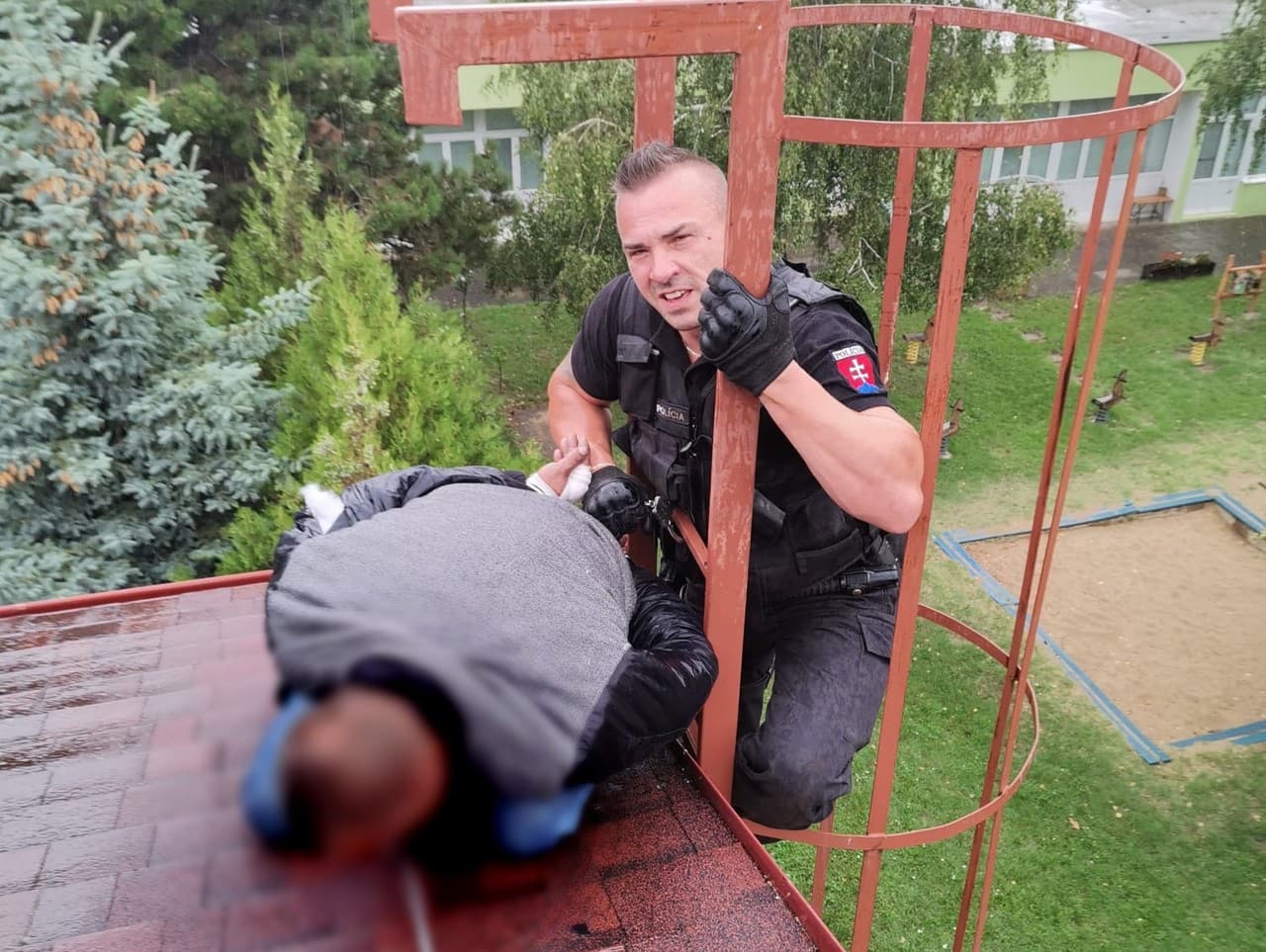 Policajti chytili muža až na streche domu