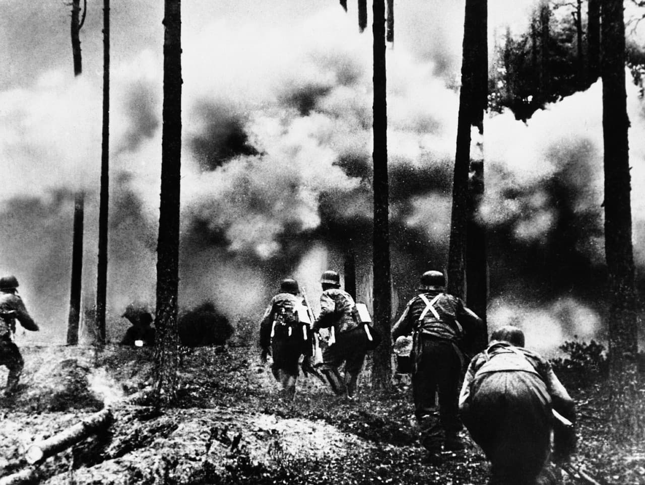 Vojaci prechádzajú cez horiaci les počas blokády Leningradu
