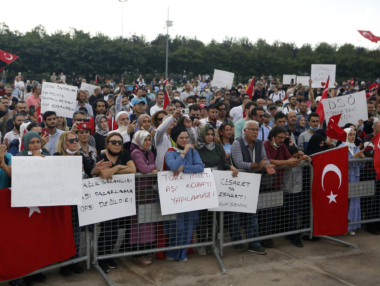 Protest proti pandemickým opatreniam v Turecku