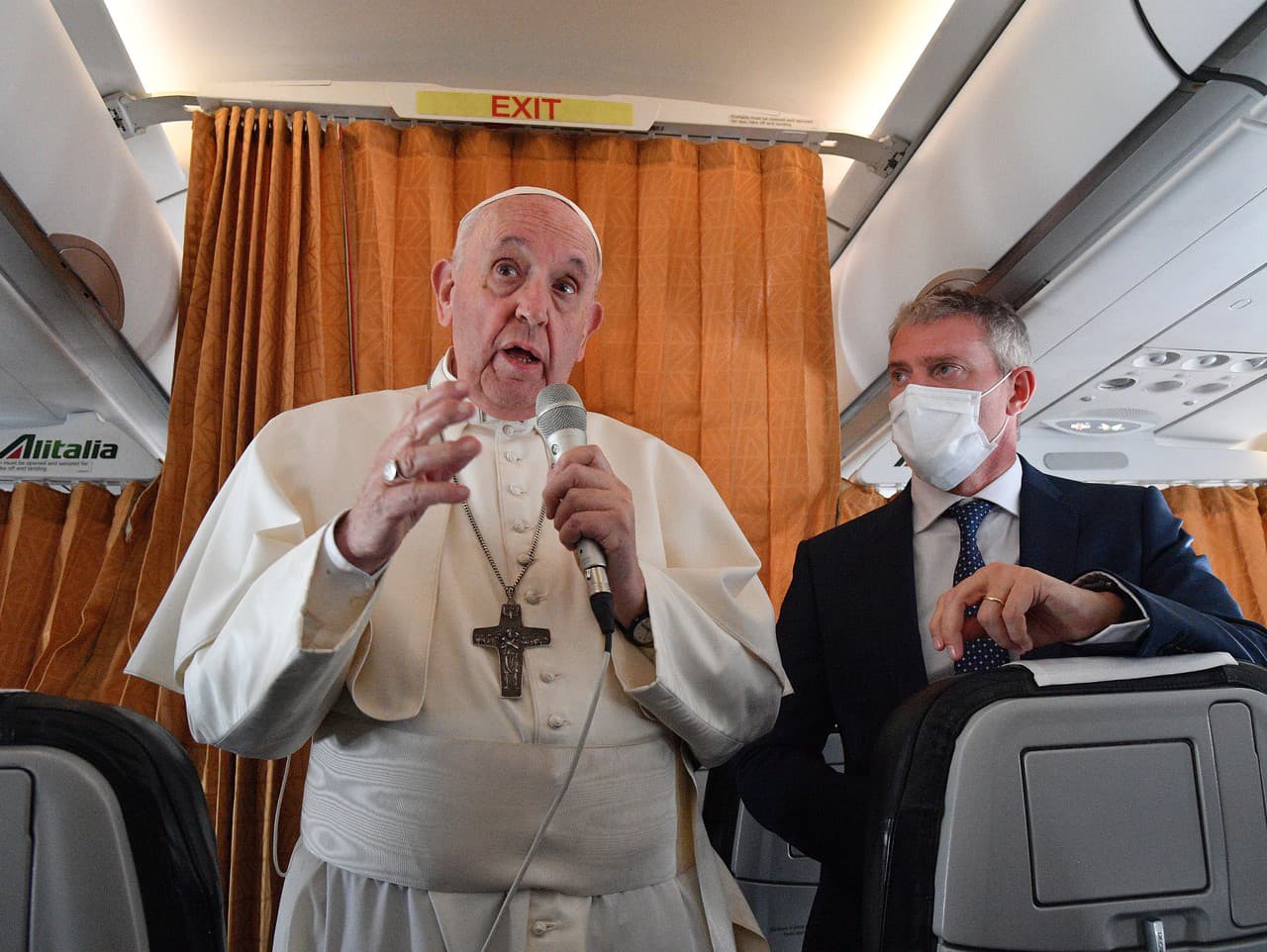 Pápež František na palube lietadla