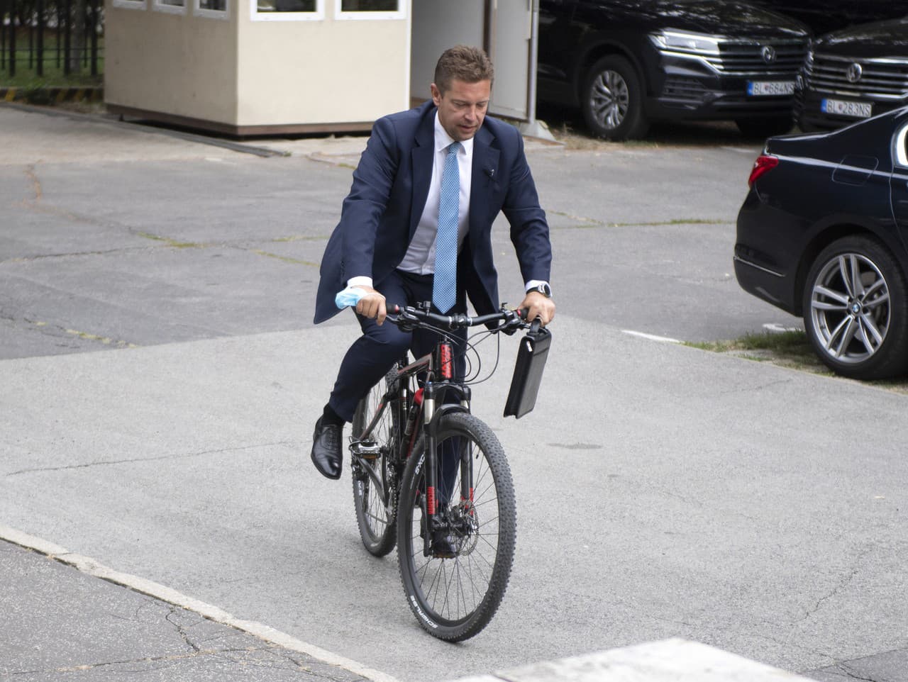 Minister dopravy a výstavby Andrej Doležal (Sme rodina) prichádza na bicykli na zasadnutie vlády