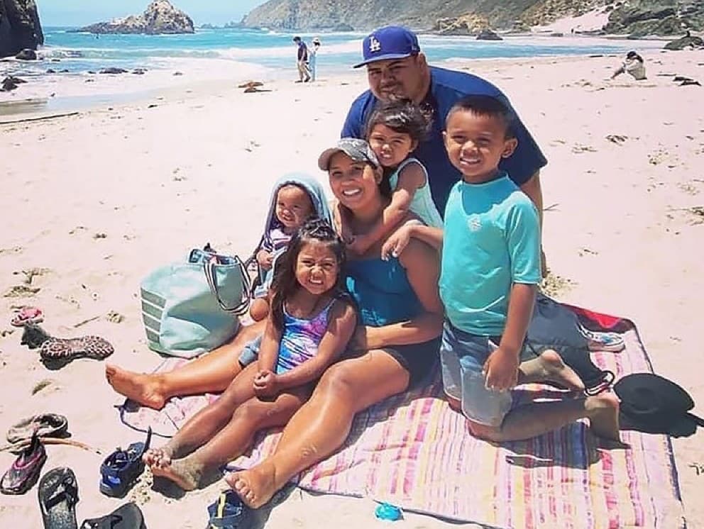 Daniel and Davy Macias so svojimi štyrmi deťmi.