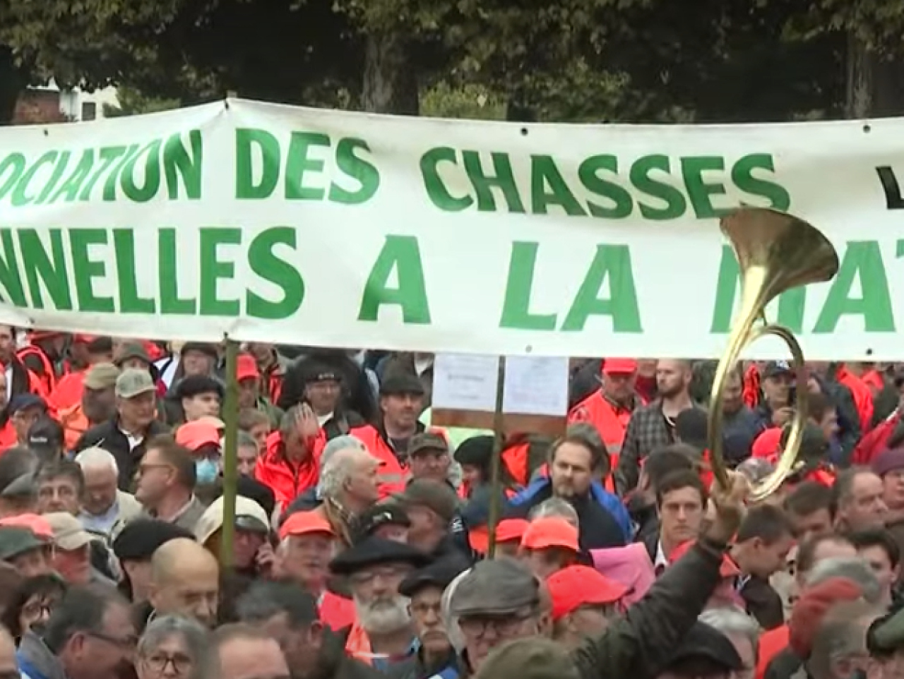 Tisíce poľovníkov vo Francúzsku protestovali proti zákazu tradičného lovu