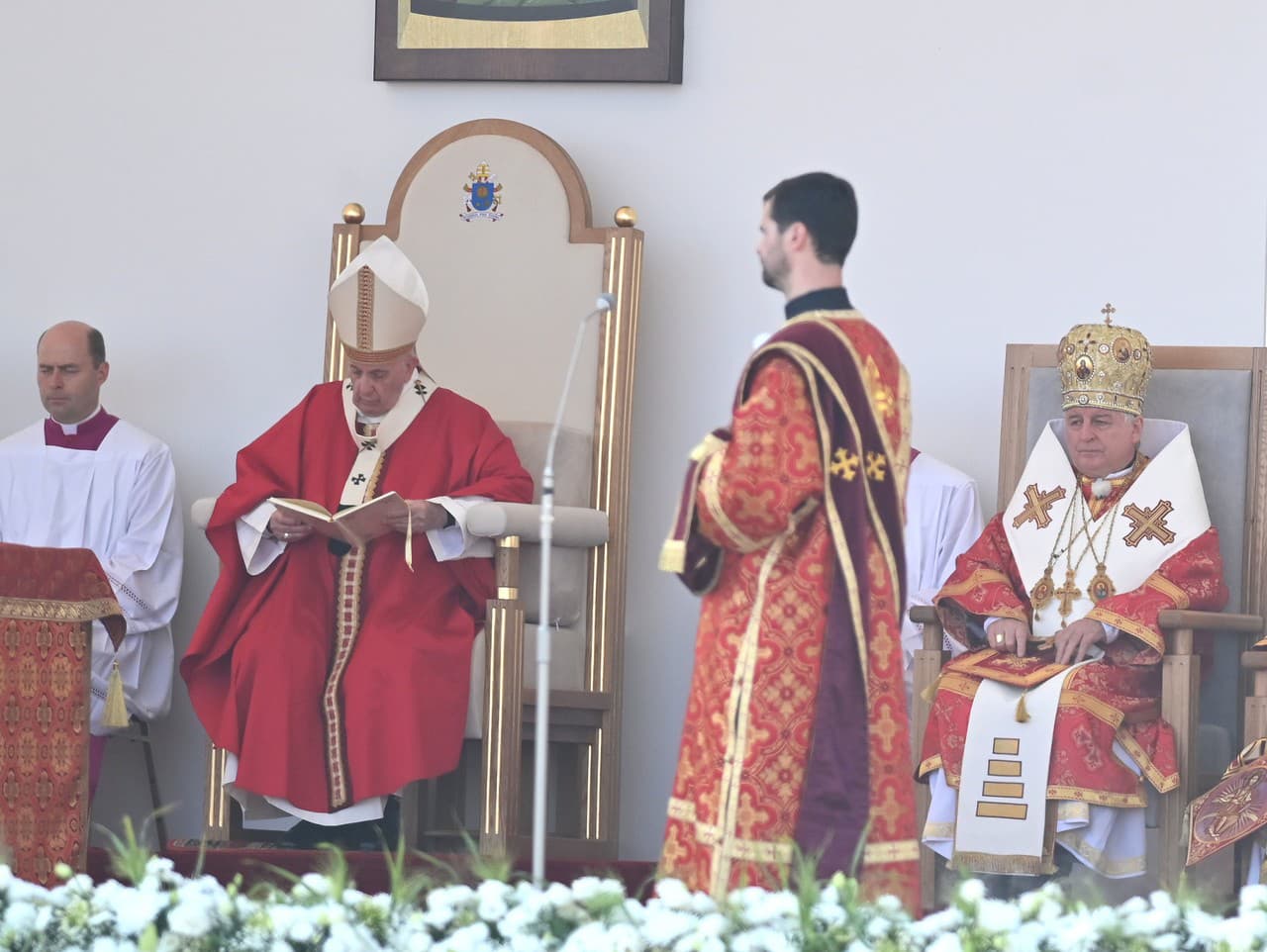 Pápež František (druhý zľava) a metropolita Ján Babjak (vpravo). 