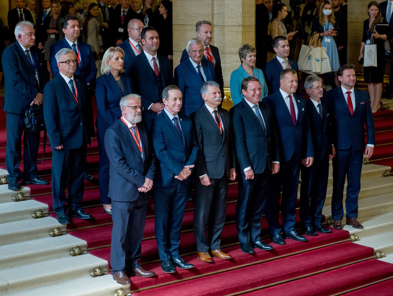 Spoločná fotografia účastníkov 10. stretnutia predsedov parlamentov krajín juhovýchodnej Európy s účasťou predsedov parlamentov členských krajín V4 v Budapešti
