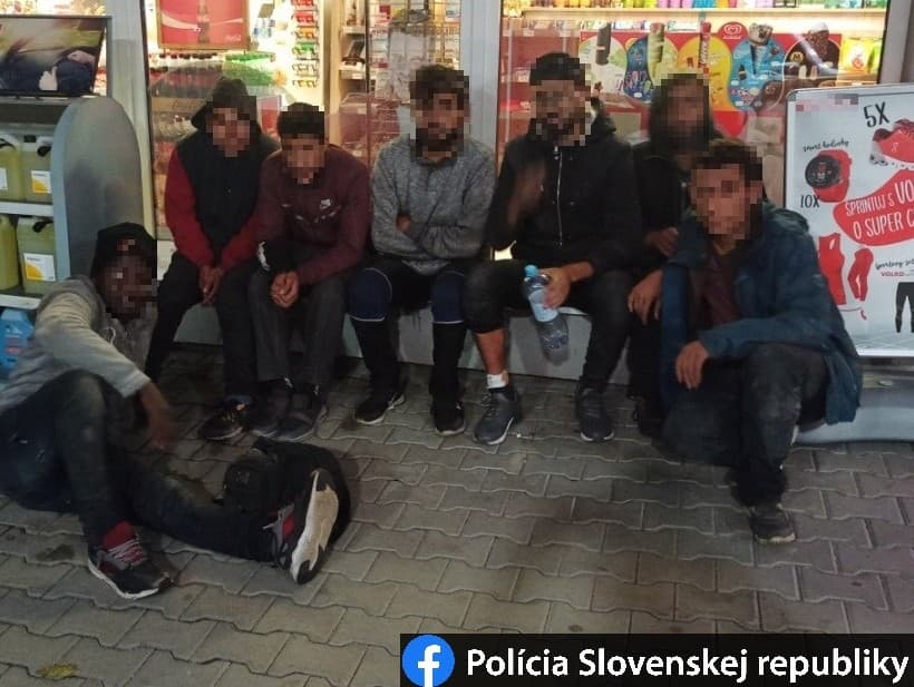 Polícia na čerpacej stanici v Turčianskych Tepliciach našla migrantov
