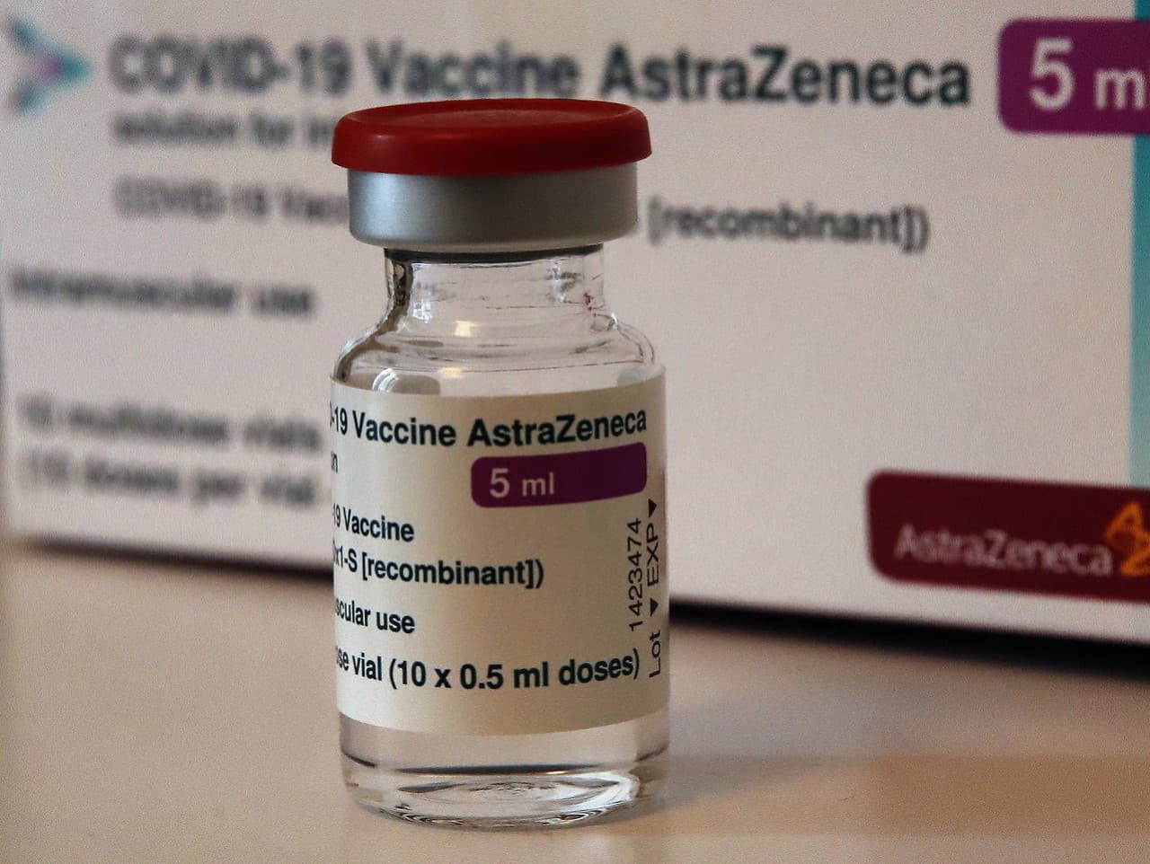 Vakcínu proti COVID-19 od spoločnosti Oxford-AstraZeneca sťahujú z predaja