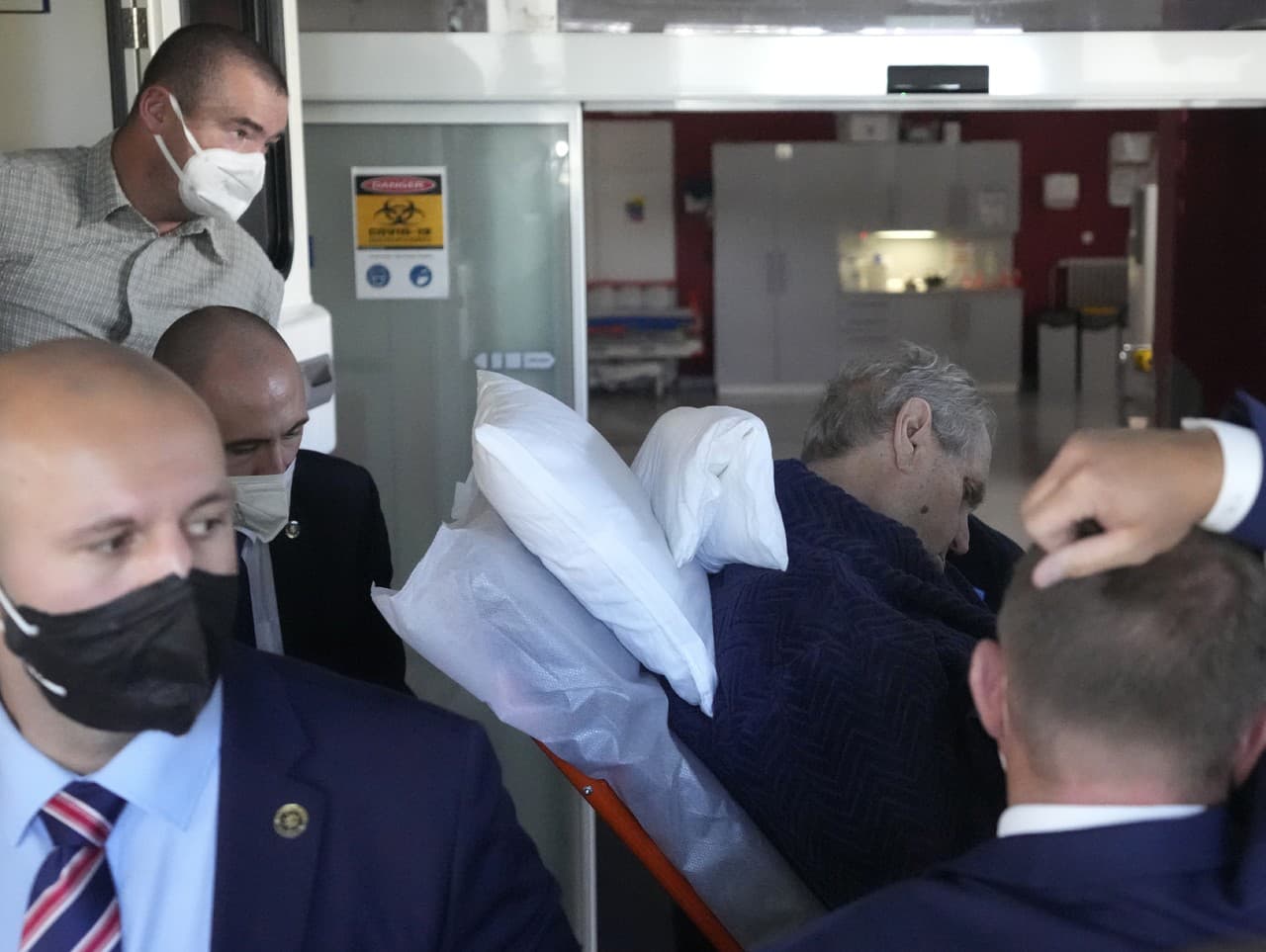 Miloš Zeman pri prevoze do Ústrednej vojenskej nemocnice.