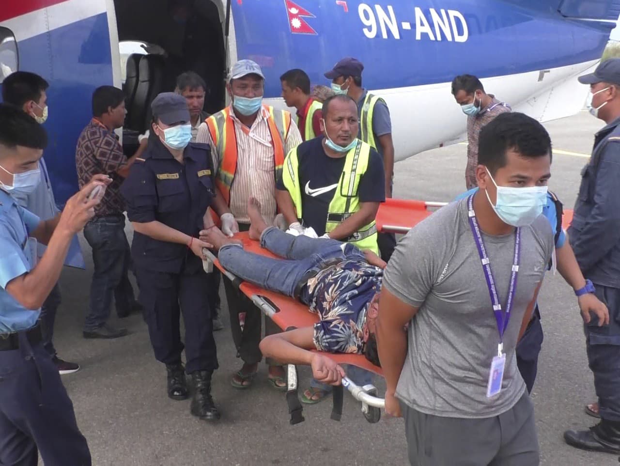 Osoby zranené pri havárii autobusu v Nepále boli letecky prevezené do nemocníc