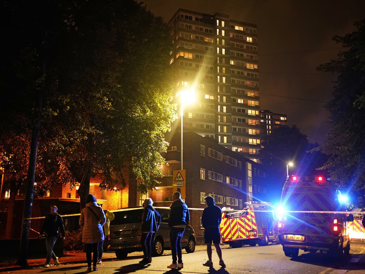 Požiar v jednom z londýnskym panelákov vyhnal ľudí z bytov