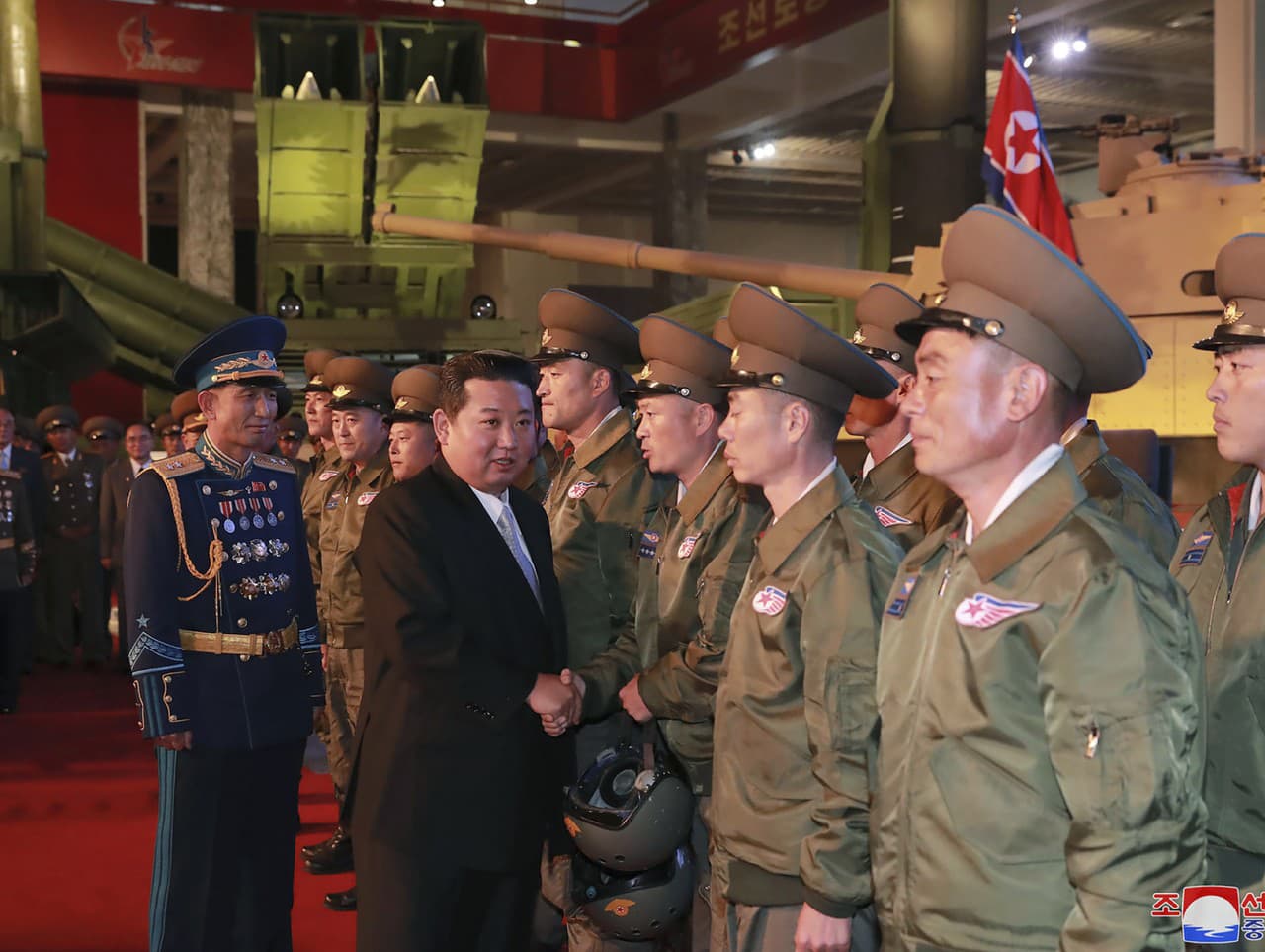 Kim Čong-un počas prehliadky vojska v Severnej Kórei