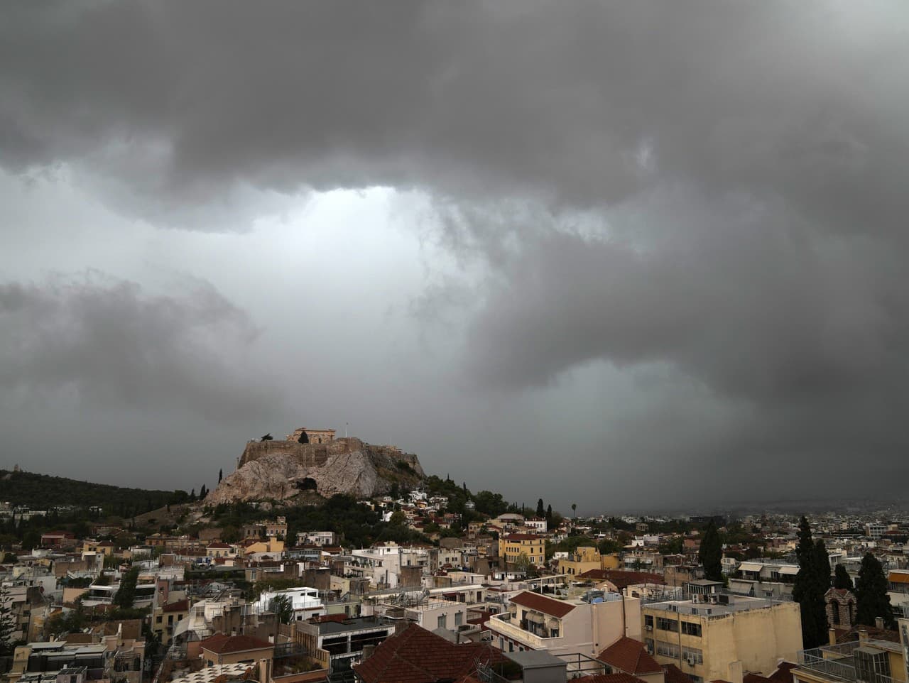Grécko zasiahli silné búrky a záplavy
