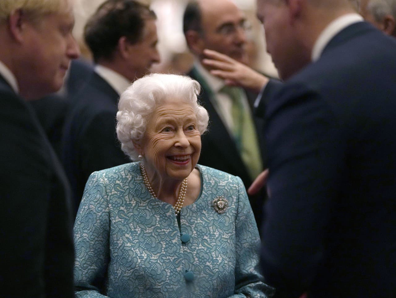 Kráľovná Alžbeta II. počas samitu vo Windsorskom paláci