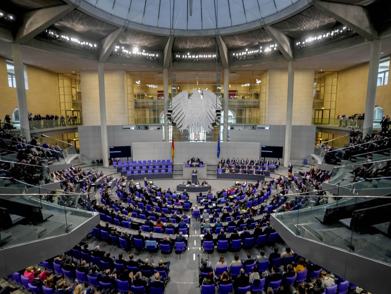 Poslanci počas prvého zasadnutia nemeckého Spolkového snemu (Bundestag), ktorý vzišiel z volieb z 26. septembra
