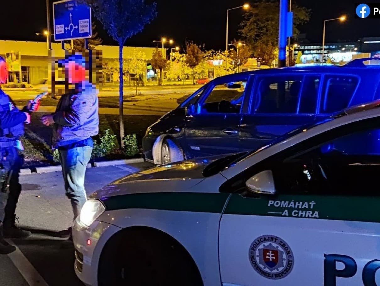 Polícia zadržala dvoch opitých vodičov jedného auta
