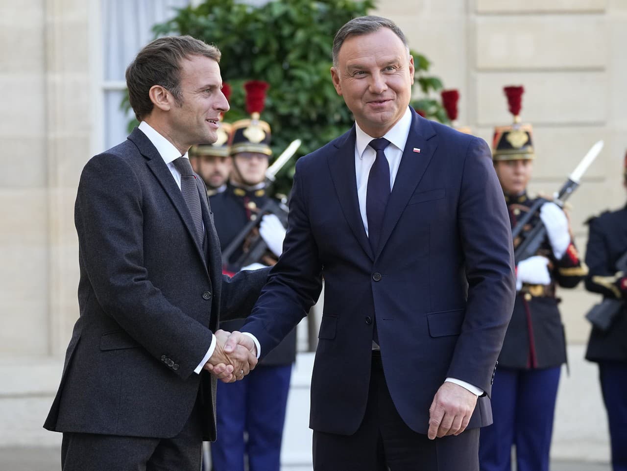 Zľava francúzsky prezident Emmanuel Macron a poľský prezident Andrzej Duda počas stretnutia pred pracovným obedom