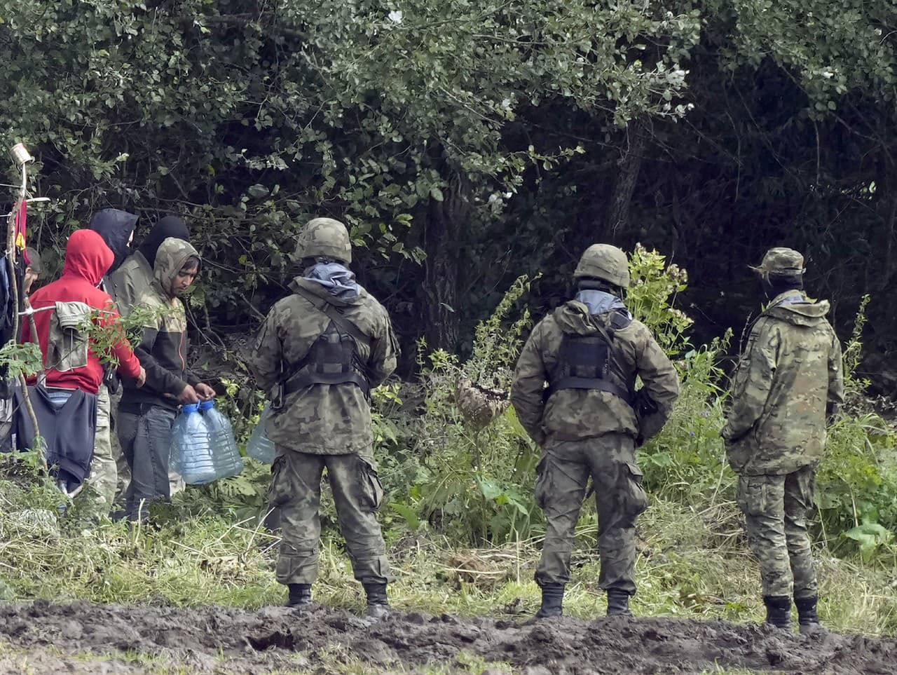 Poľskí vojaci na hranici s Bieloruskom