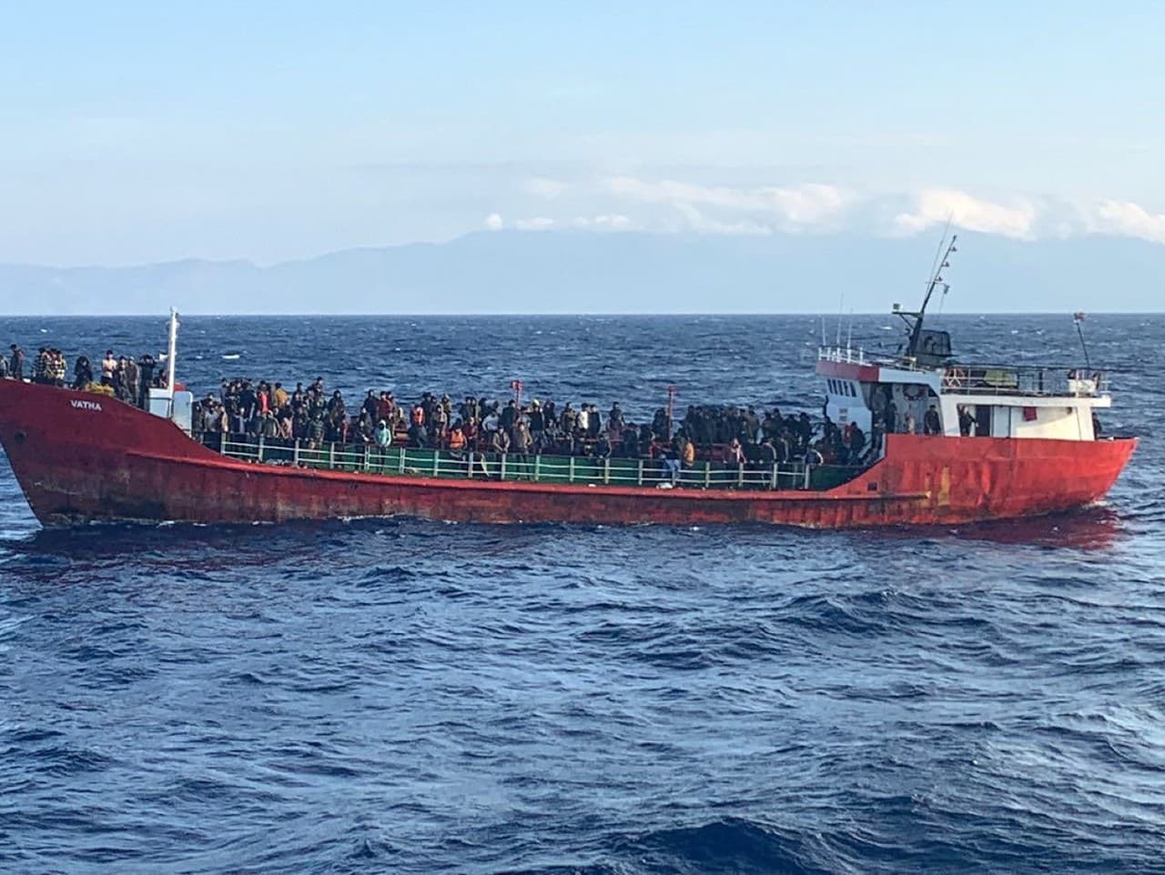 Lodi neschopnej plavby so 400 migrantmi pomáhajú dostať sa do prístavu