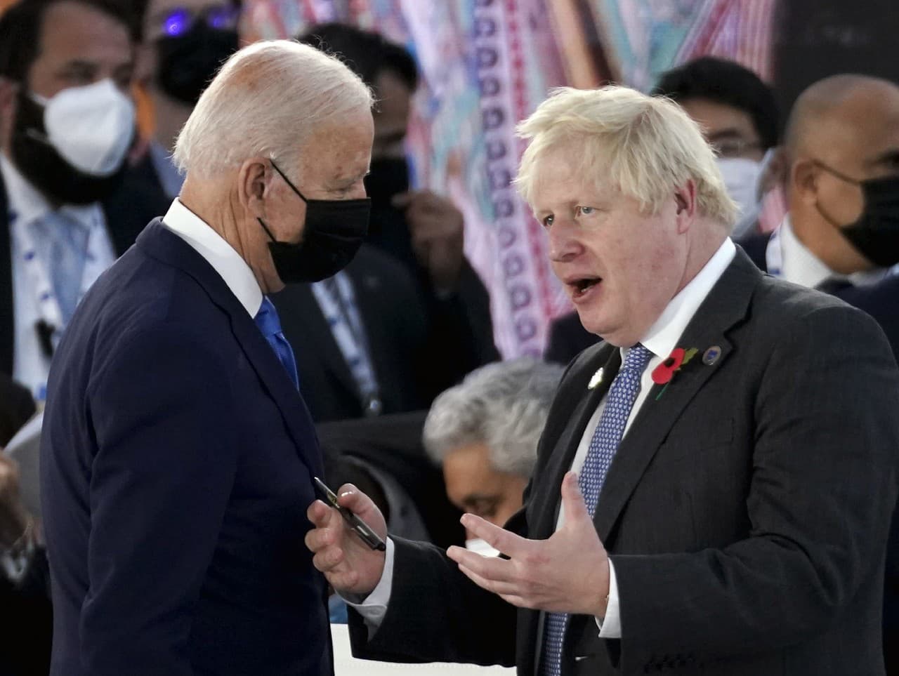 Americký prezident Joe Biden (vľavo) sa rozpráva s britským premiérom Borisom Johnsonom