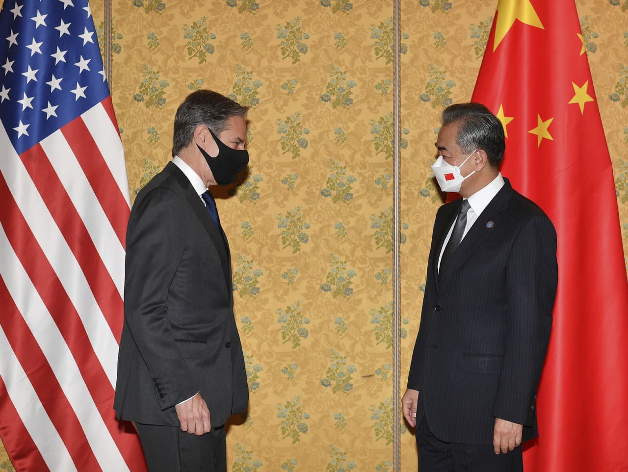Antony Blinken počas stretnutia so svojím čínskym rezortným partnerom Wangom I