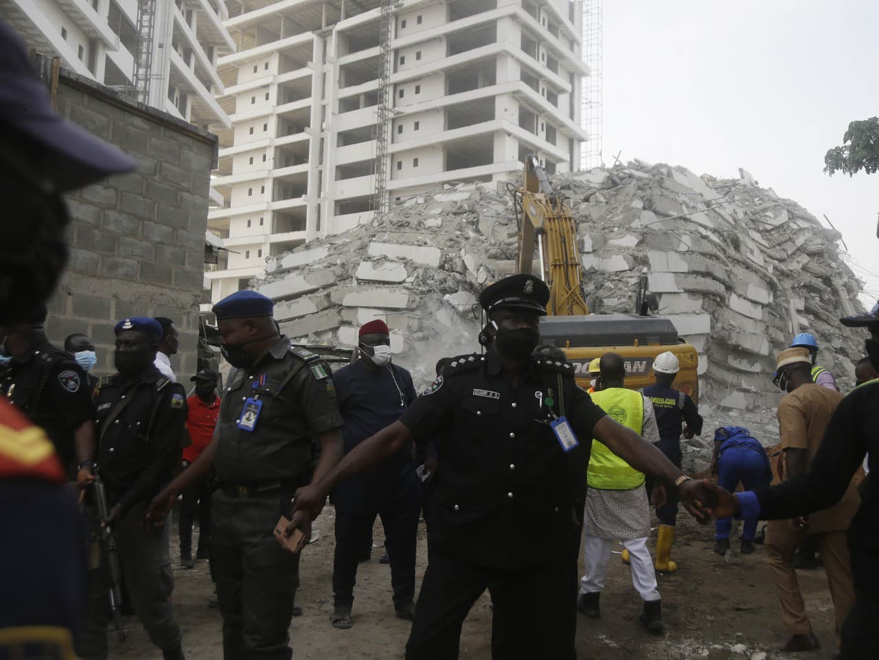 Záchranári zasahujú po zrútení 21-poschodového bytového domu vo výstavbe