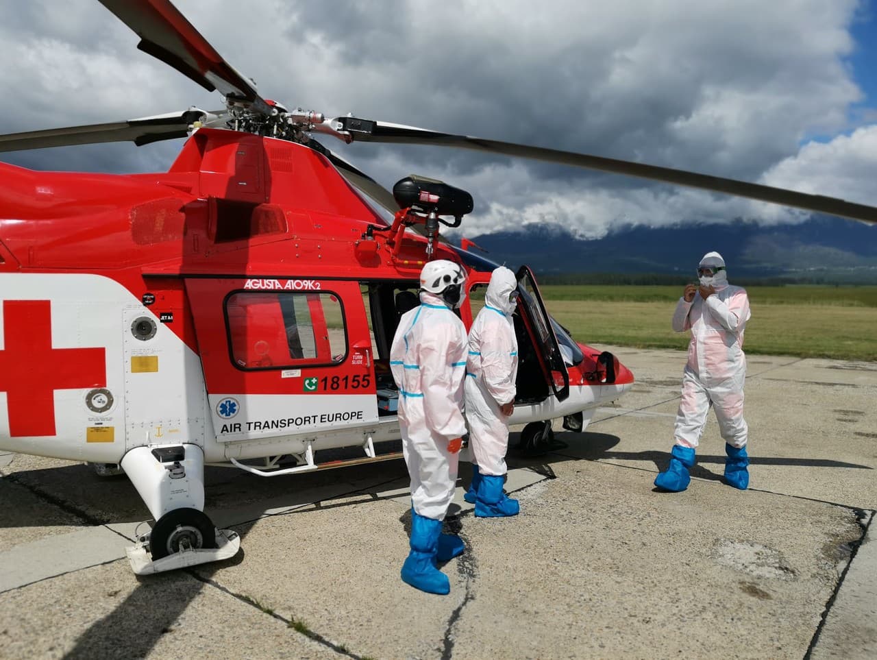 Záchranárske vrtuľníky sú čoraz častejšie využívané na prevoz pacientov s ochorením COVID-19.