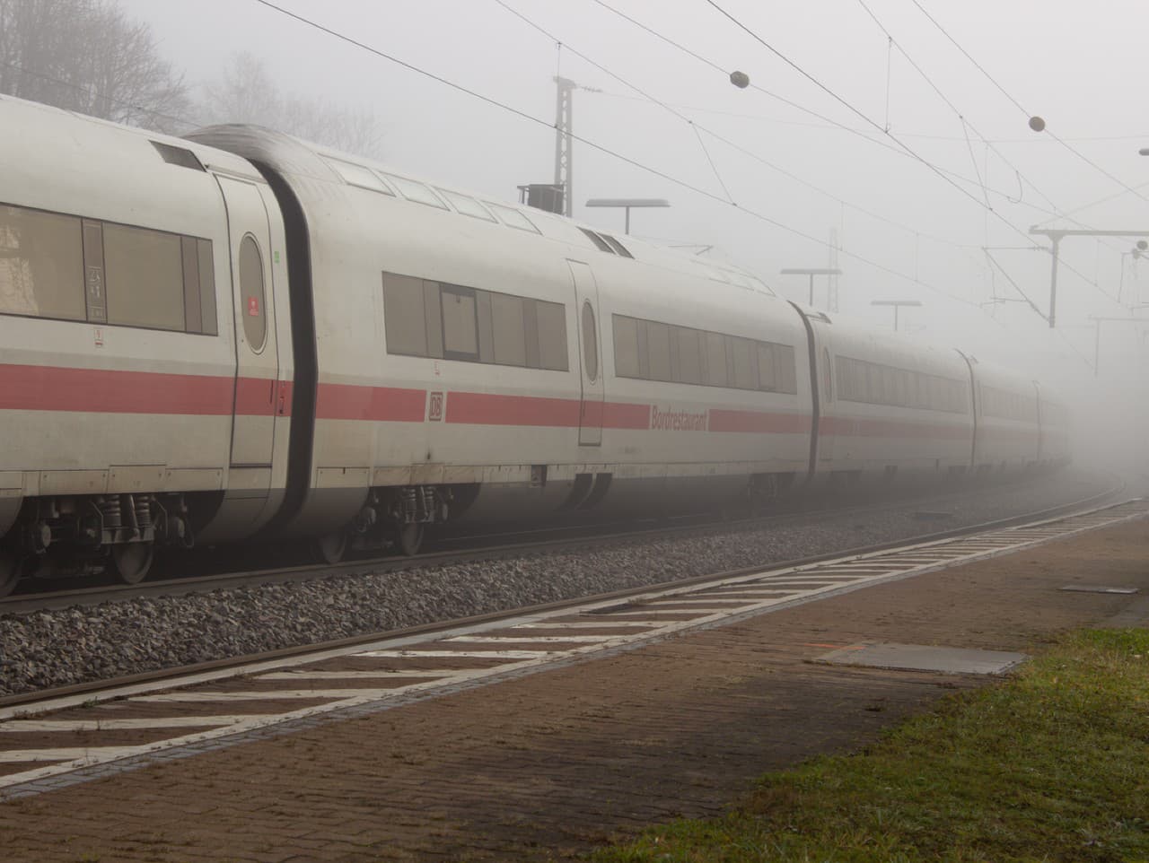 Vlak po útoku zastavil v obci Seubersdorf, kde príslušníci bezpečnostných zložiek podozrivého rýchlo zadržali.