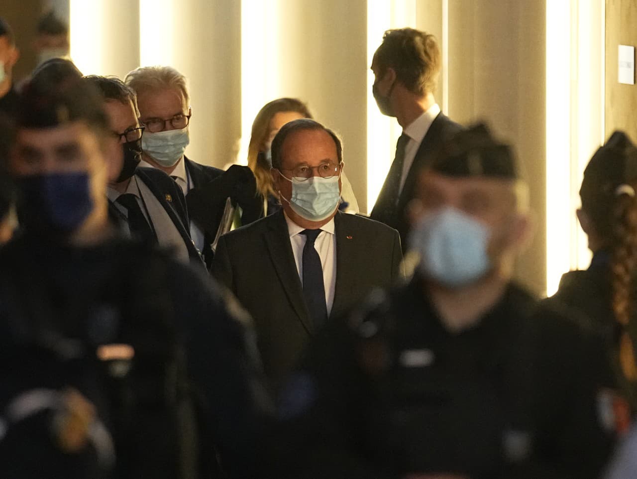 Bývalý francúzsky prezident Francois Hollande prichádza na súdne pojednávanie