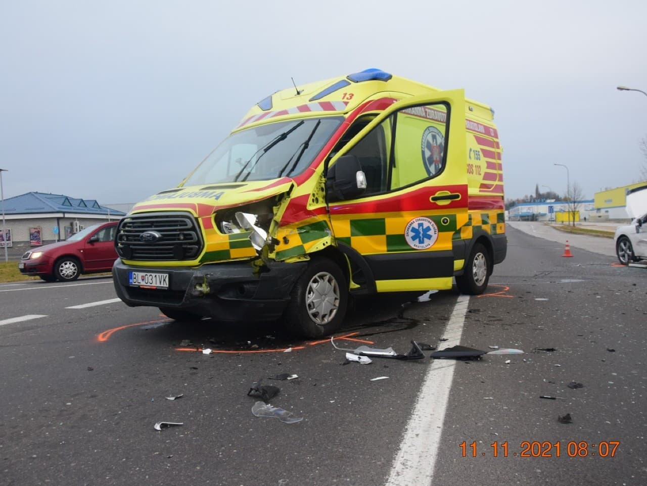 Dopravná nehoda sanitky a osobného vozidla vo Zvolene