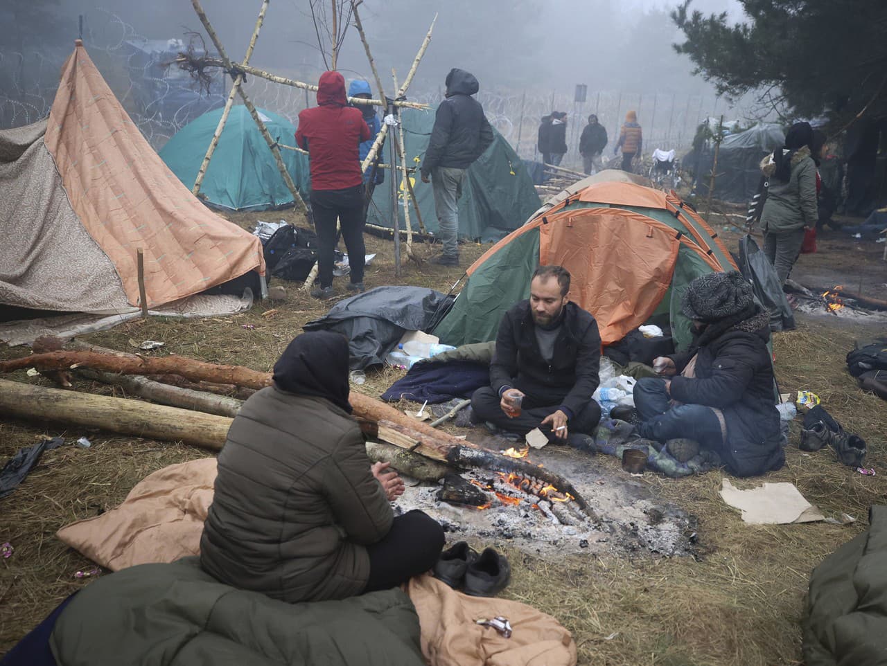 V pohraničných oblastiach táboria tisíce migrantov z Blízkeho východu, ktorých priviedol k hranici bieloruský režim
