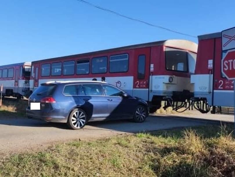 Premávku na trati Humenné-Stakčín obmedzilo auto na priecestí