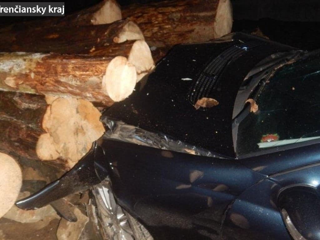 Mladý vodič pod vplyvom alkoholu prerazil betónový plot a skončil v kope dreva
