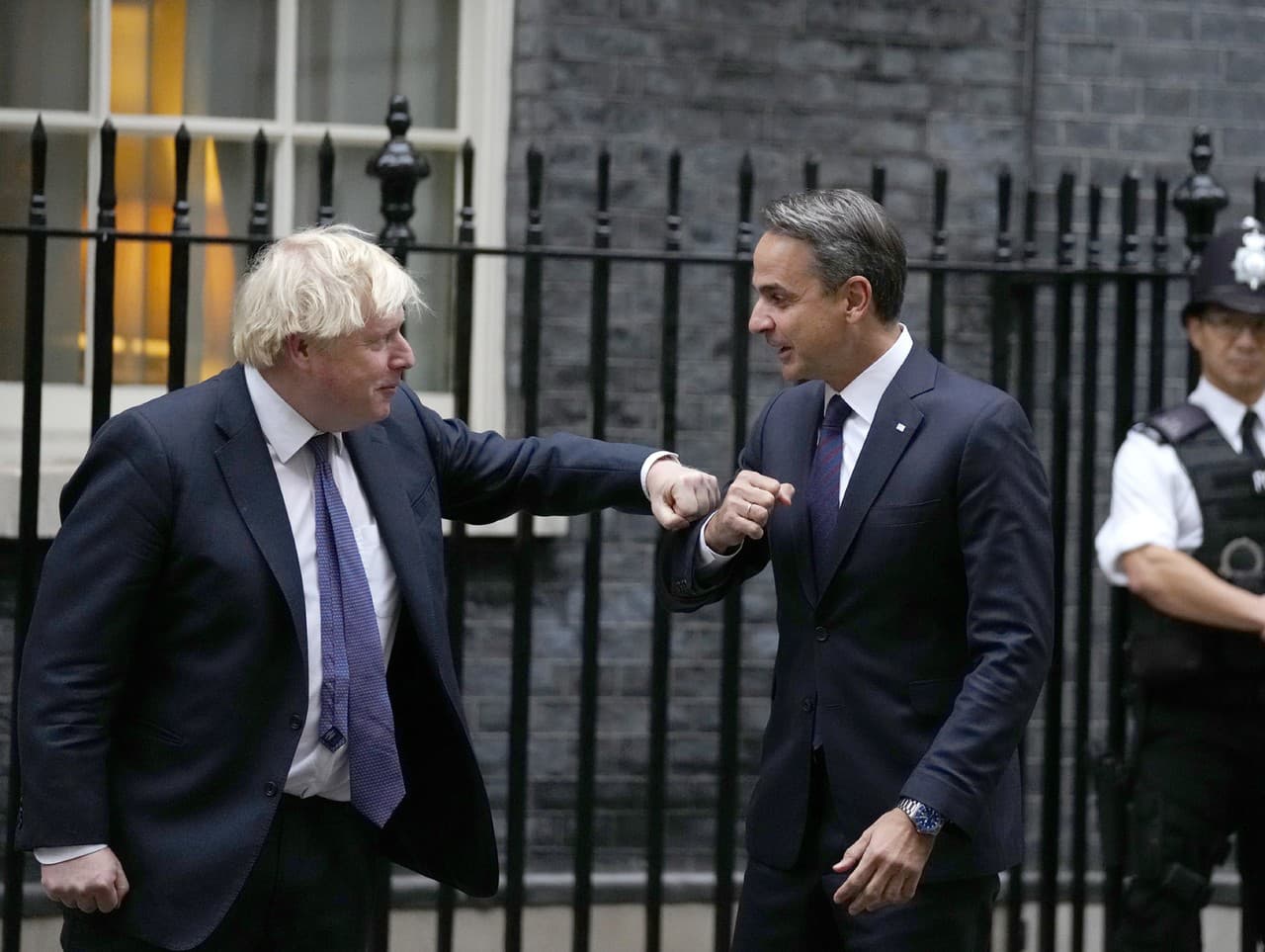Britský premiér Boris Johnson (vľavo) a grécky premiér Kyriakos Mitsotakis sa vítajú na Downing Street 10 v Londýne