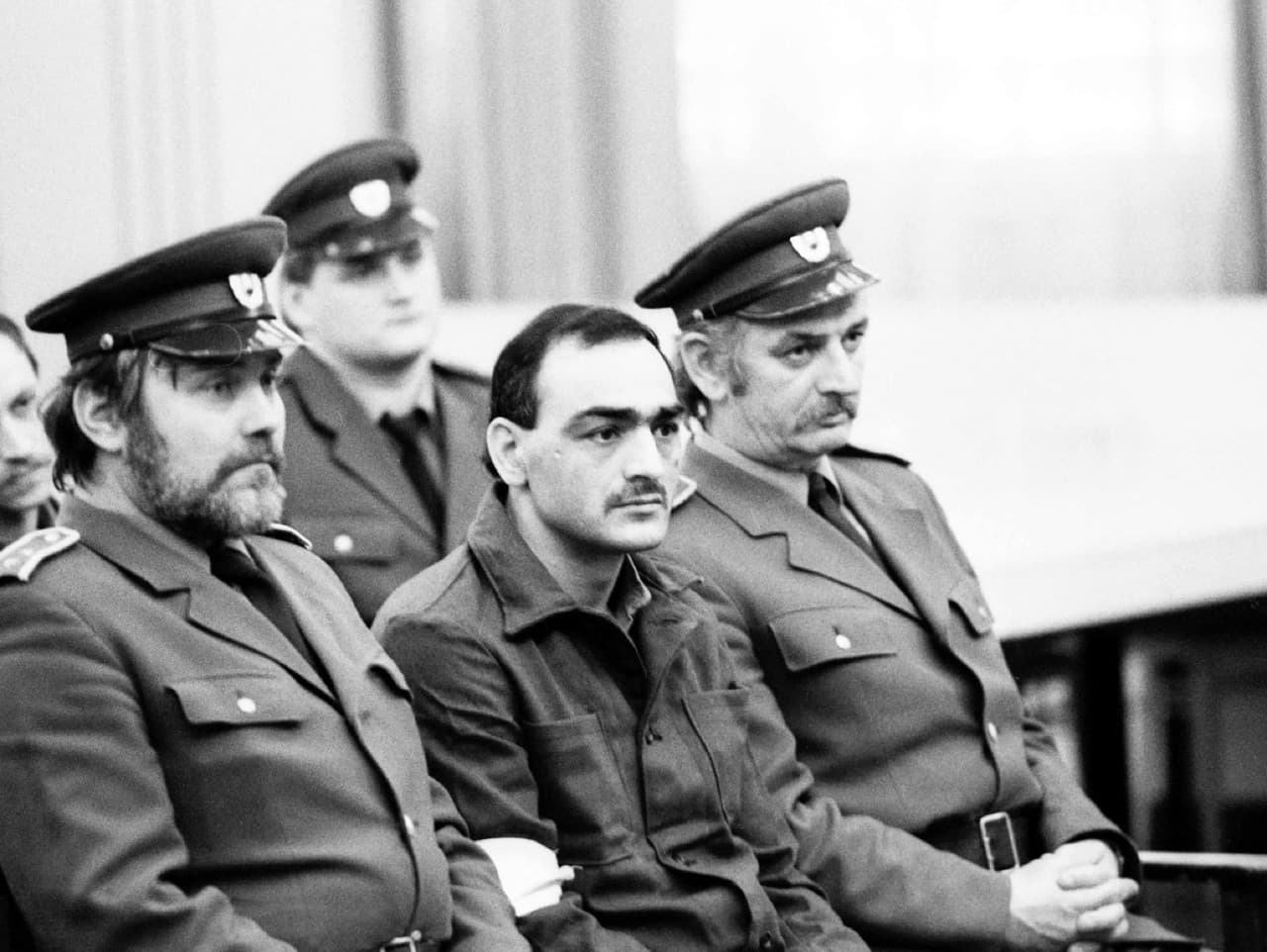 Na archívnej snímke z 4. januára 1993 v Justičnom paláci v Bratislave proces so siedmimi obžalovanými