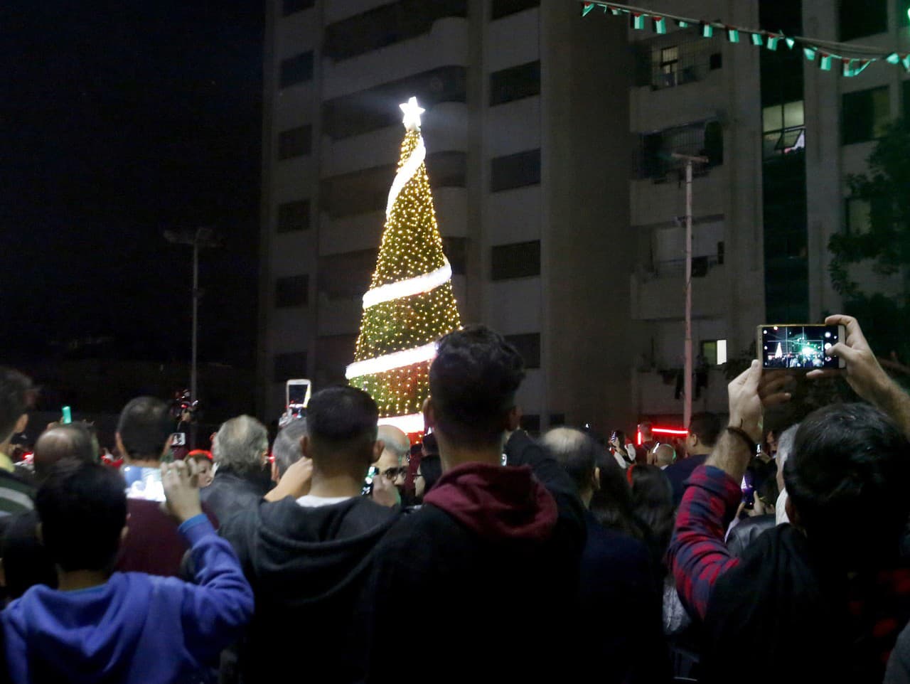 Obyvatelia pásma Gazy pri vianočnom stromčeku