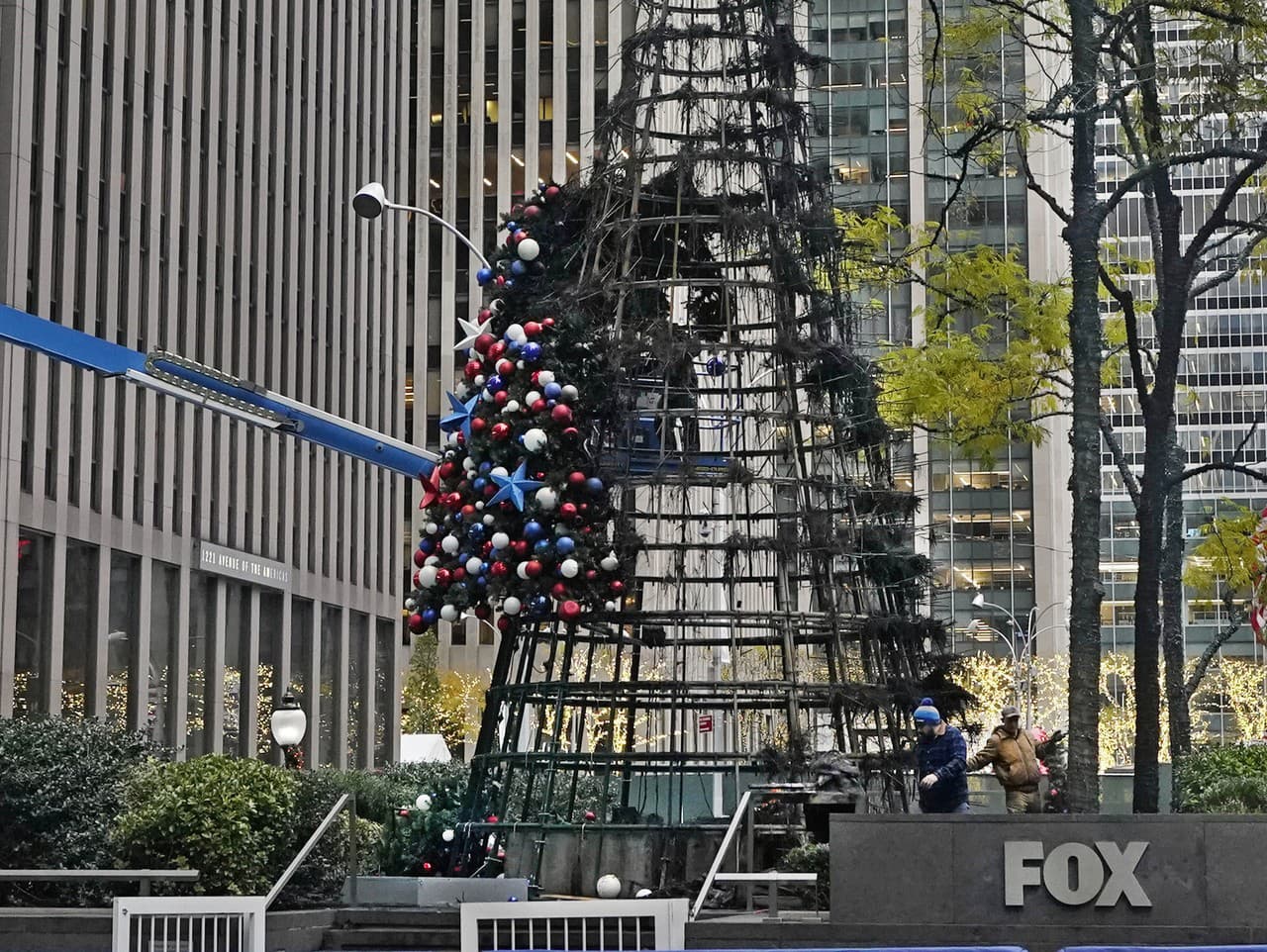 Zhorený obrovský vianočný stromček pred stanicou Fox News