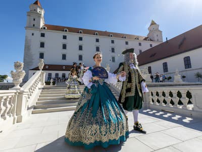 Na snímke Mária Terézia s manželom Františekom I. Lotrinským v podaní kostýmového štúdia Elijana počas barokovej kratochvíle v barokovej záhrade na Bratislavskom hrade po skončení dvojdňovej konferencie venovanej Márii Terézii 
