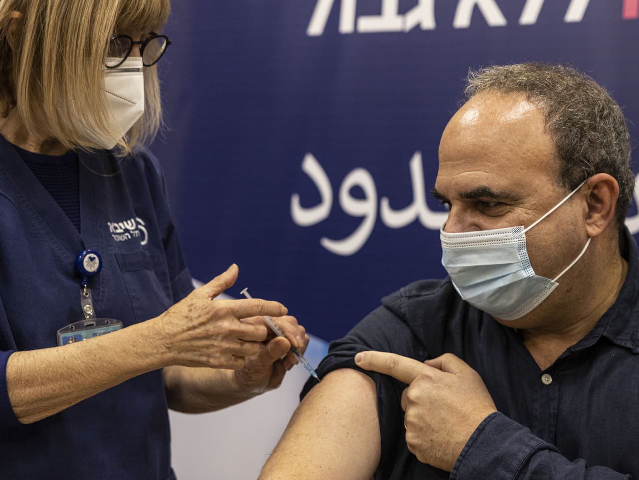 Očkovanie štvrtou dávkou v Izraeli