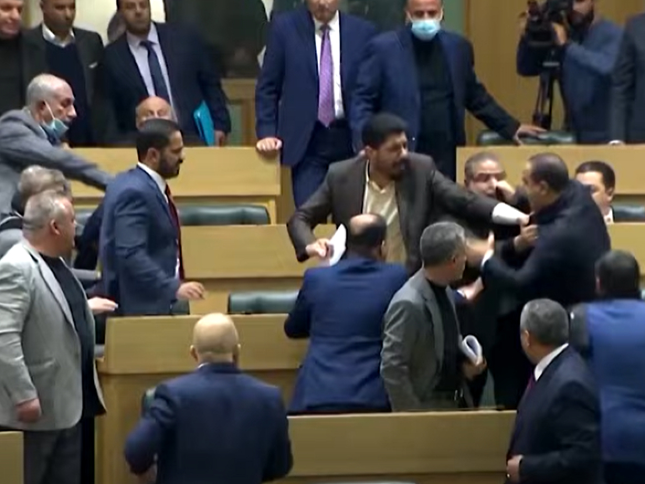 Bitka medzi poslancami v jordánskom parlamente